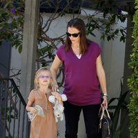 Jennifer Garner takes her daughter Violet Affleck to the dentist | Picture 112714